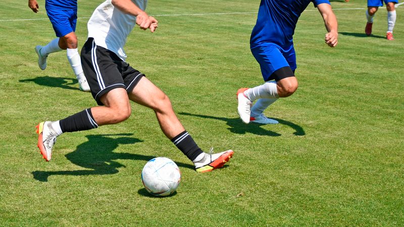 España juega al fútbol, corre, nada y se engancha al pádel