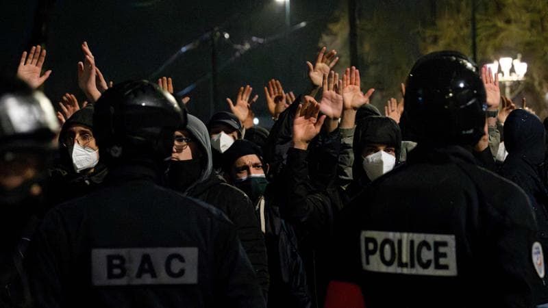 A Lione saluti romani nell’ex città partigiana: “La sinistra uccide”