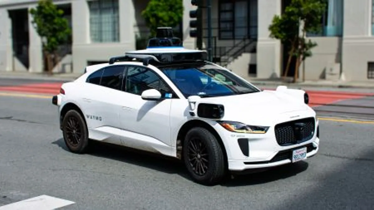 Wegen Problemen mit Baustellen auf Autobahnen: Rückruf von 4.000 Waymo-Robotaxis