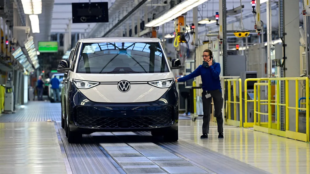 Concurrence chinoise, scandale du diesel, virage vers l’électrique... Comment Volkswagen a perdu son aura en Allemagne et en Europe
