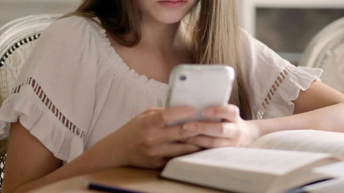 La France va interdire le téléphone portable dans tous les lycées dès la rentrée 2026