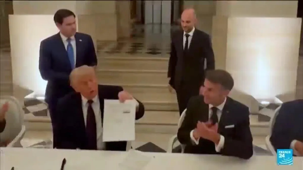 Signature surprise de l'accord Iran/Etats-Unis par Trump à Versailles