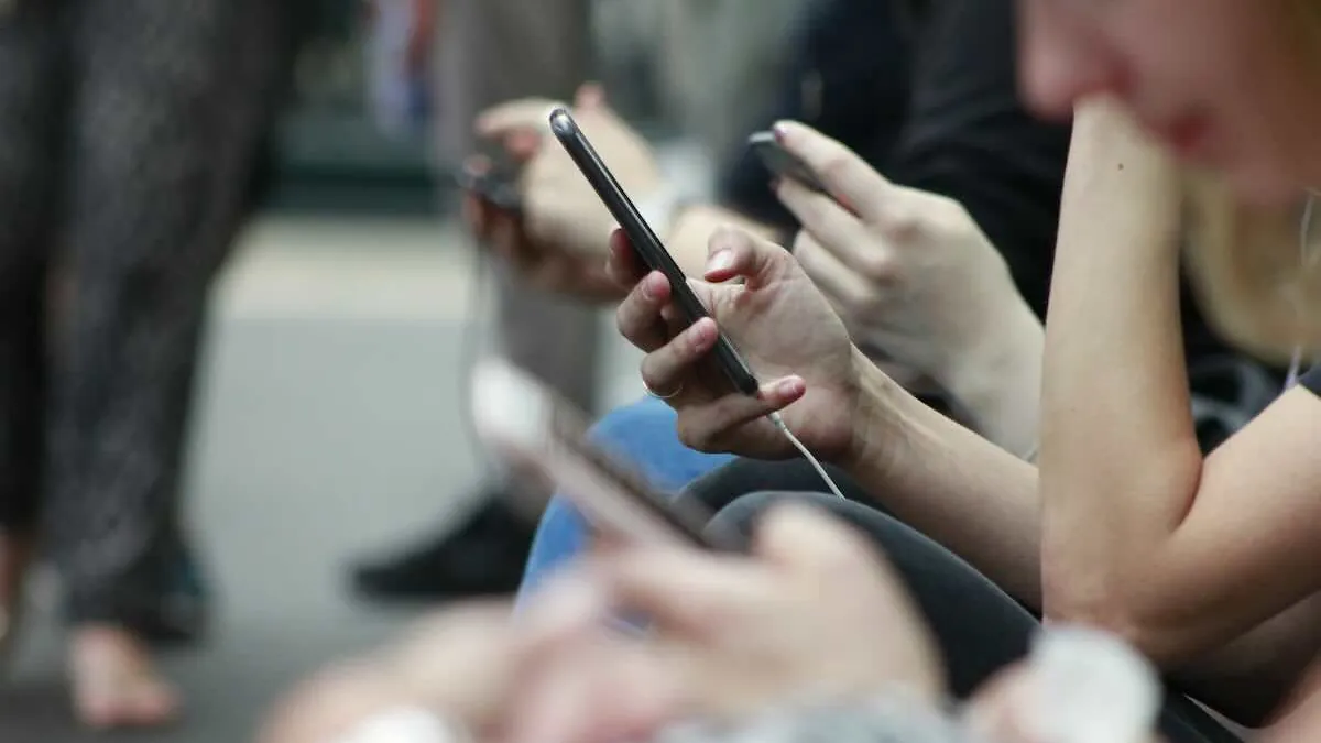 Giovani e social, «il tempo sullo schermo è un falso problema, contano le circostanze»: i dati e il parere dell’esperta