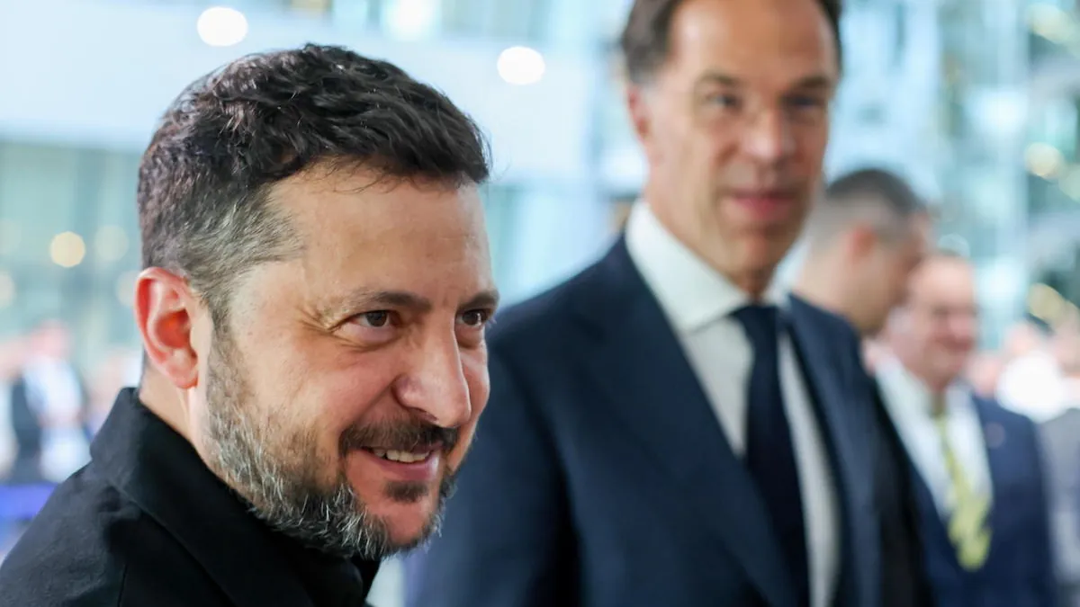 Zelensky dopo gli attacchi alla raffineria russa: «Se brucia l’Ucraina, brucerà anche Mosca». Rutte: «Svolta sul campo a favore di Kiev»