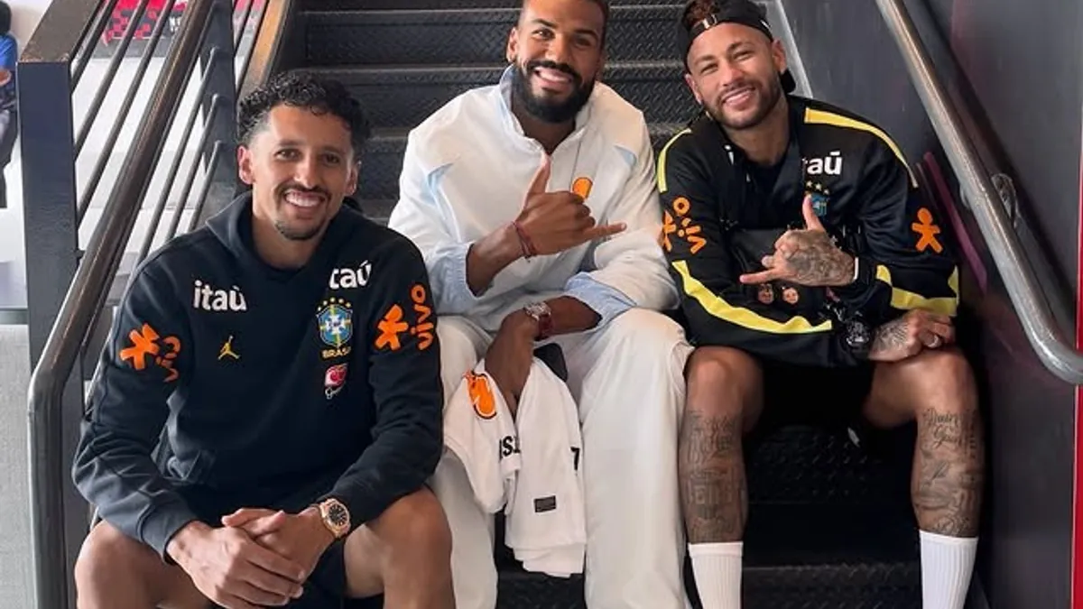 Ex-companheiro de Neymar no PSG visita a seleção brasileira no CT
