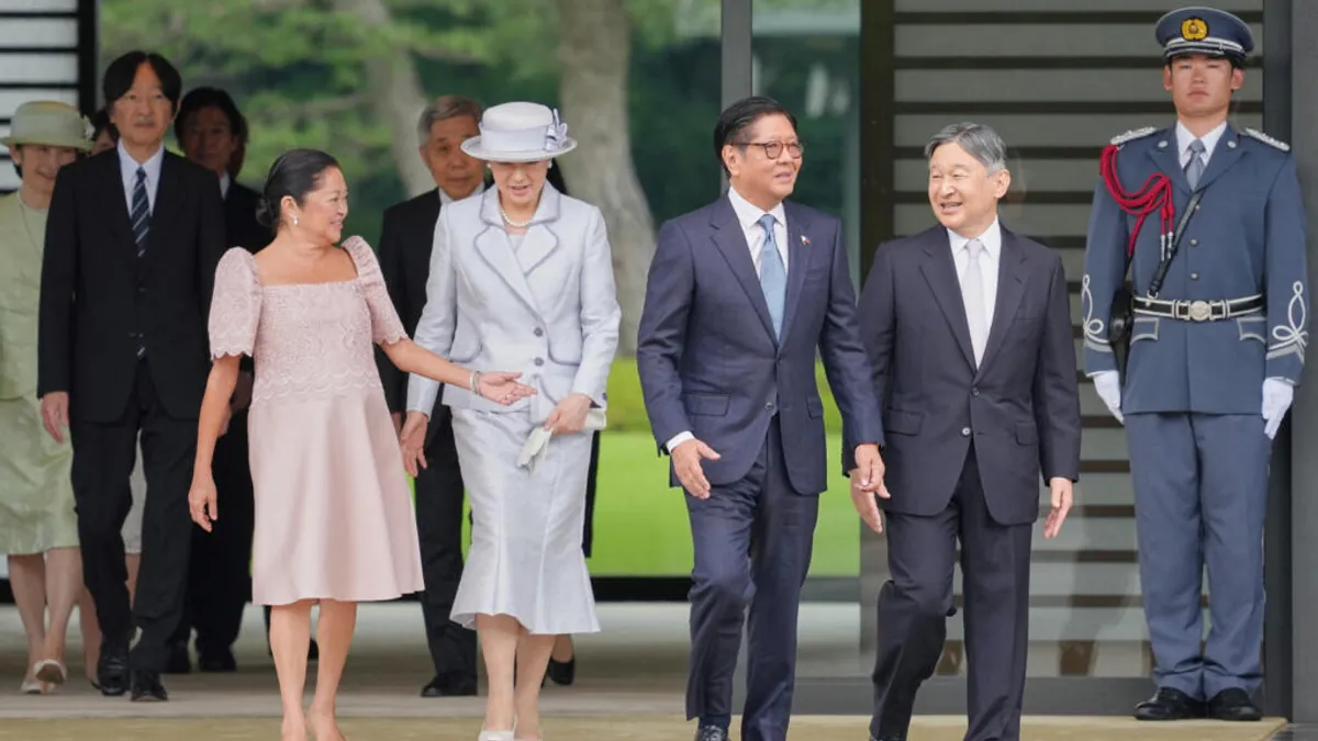 日本天皇皇后迎接菲律宾总统马科斯及夫人